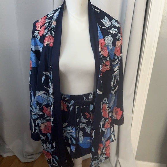 Linea Donatella Robe and Shorts Set. Size XL. Floral Pattern. Worn only once. - Picture 2 of 5